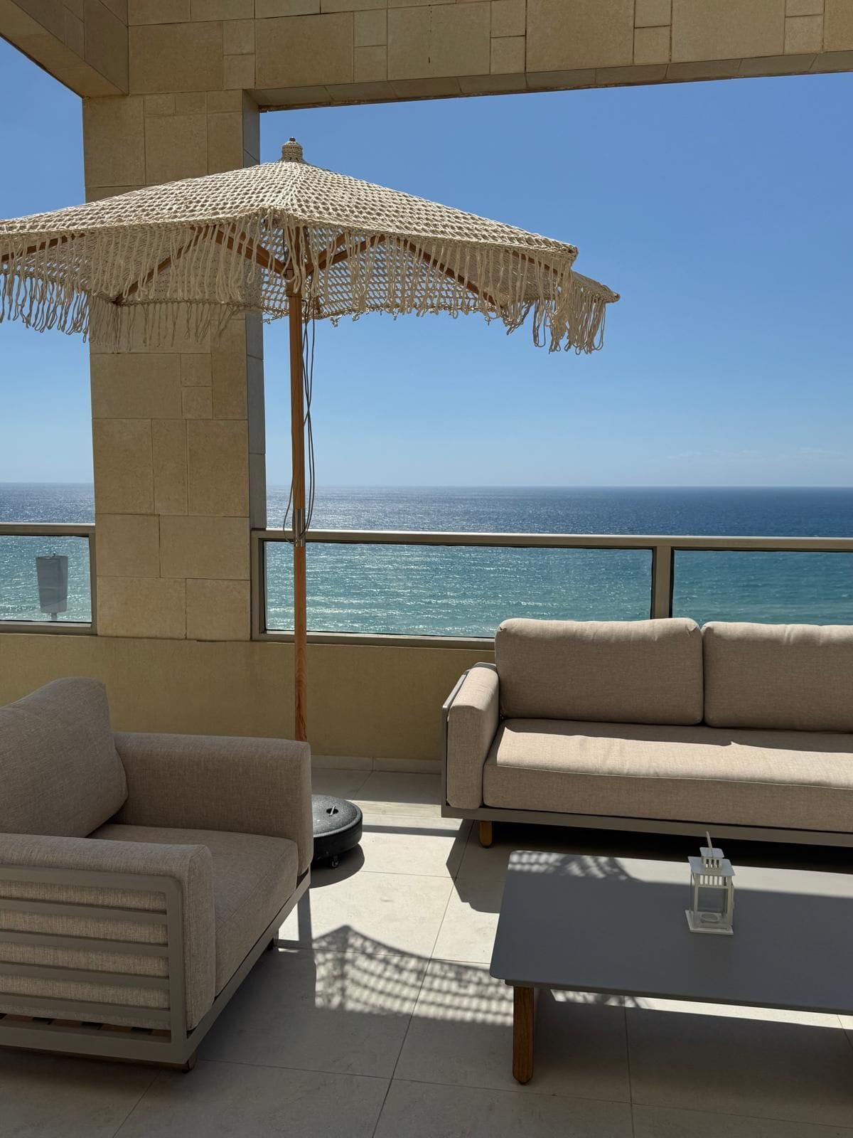 David HaMelech — Top-floor terrace with sofas, a parasol and an open sea view