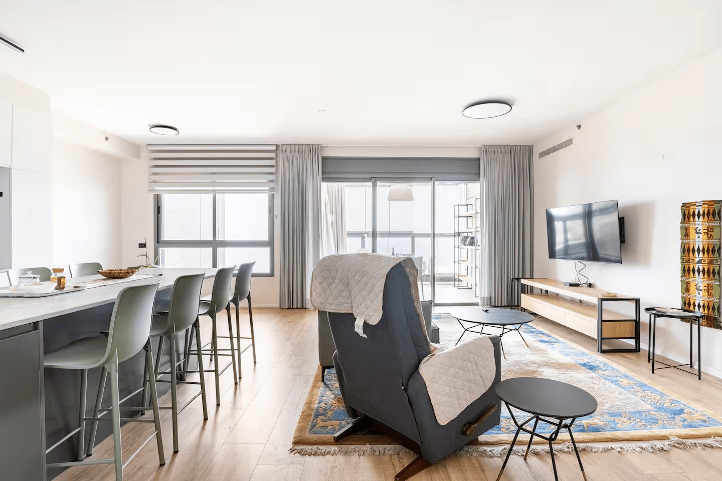 Archi Sherman — Living room with armchair and kitchen island