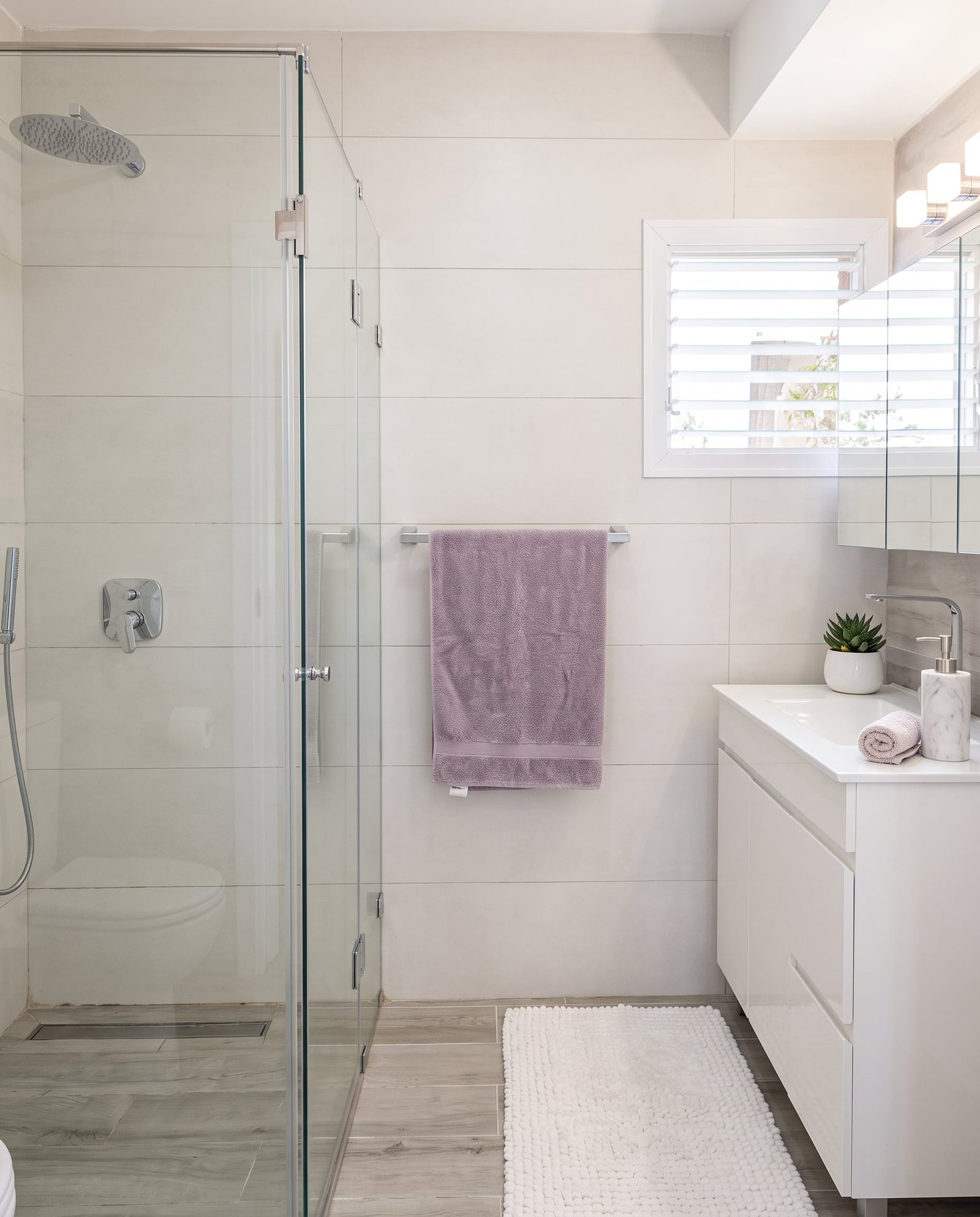 Nitza — Second bathroom, shower