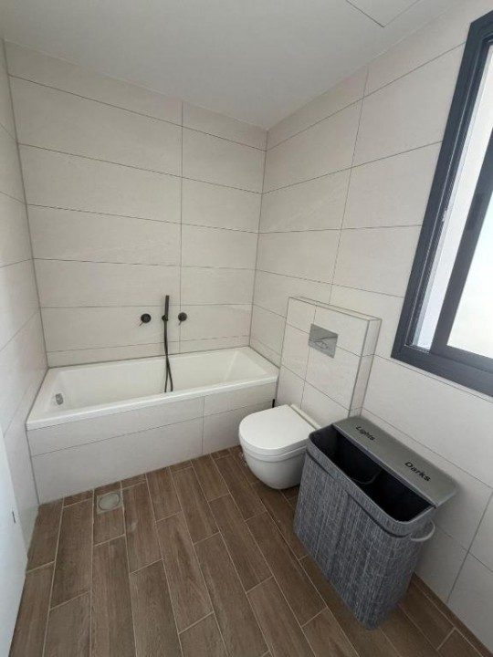 Dizengoff — The main bathroom, with a bathtub